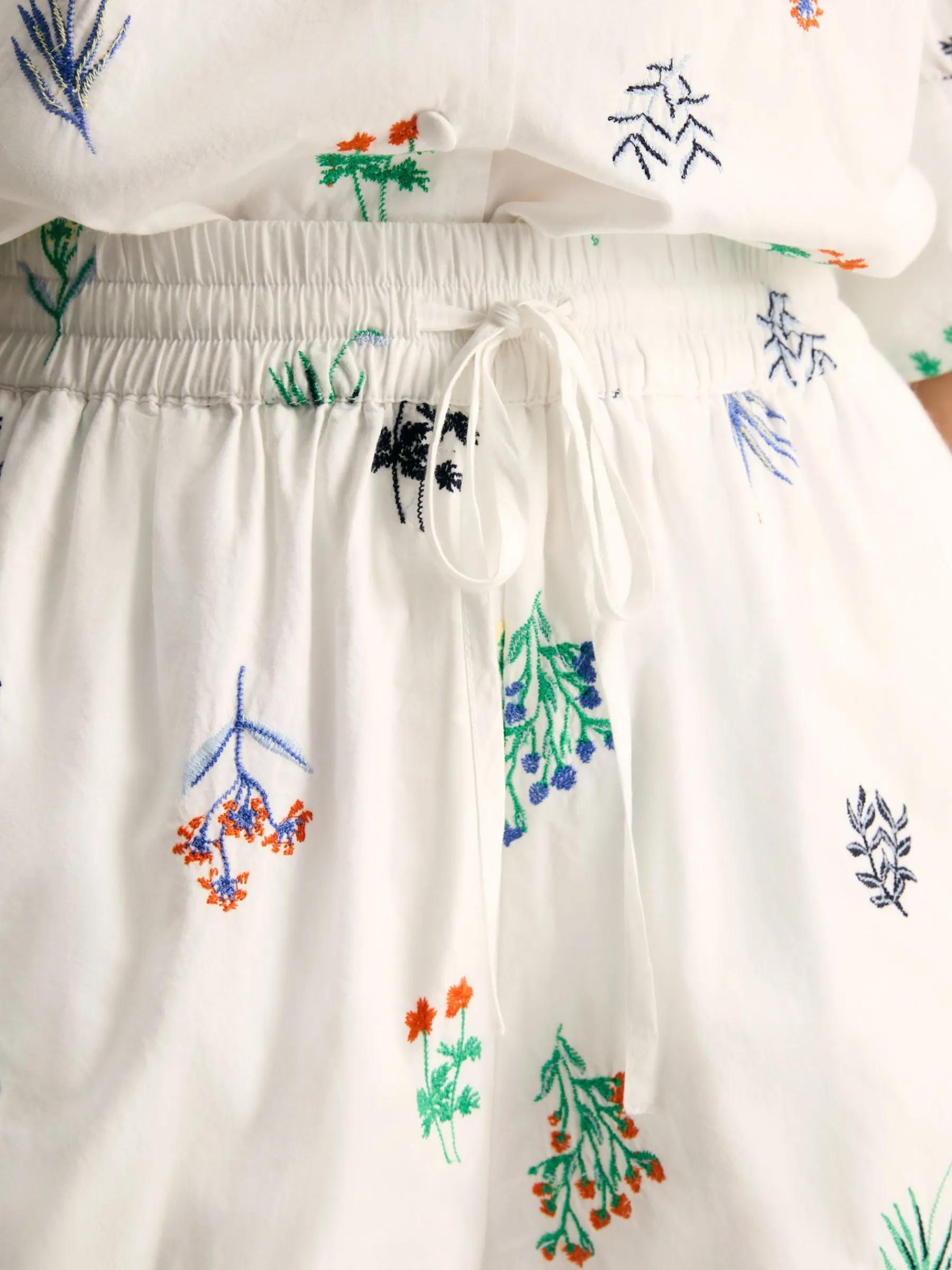 Iris White Ground Embroidered Shorts<Joules Hot