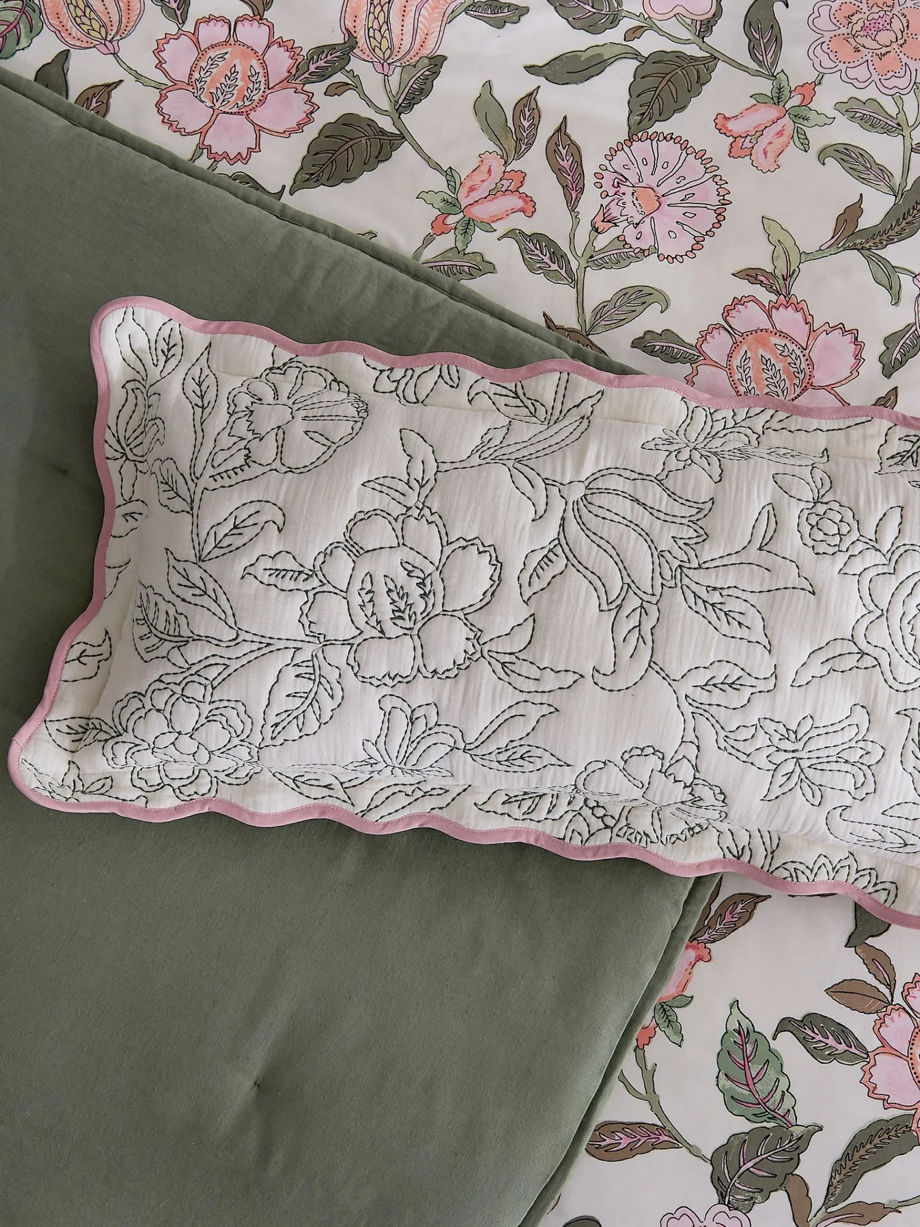Juliette 100% Cotton Scalloped Embroidered Cushion<Joules Online